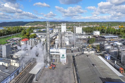 Industrieanlage von KremsChemie mit Tanks, Produktionsanlagen und Logistikbereich