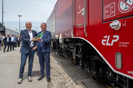 Loktaufe einer EURODUAL-Hybridlok von Rail Cargo Group und European Loc Pool auf der transport logistic Messe