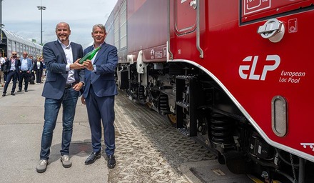 Clemens Först (RCG) und Willem Goosen (ELP) bei der Taufe einer EURODUAL-Hybridlok auf der transport logistic in München