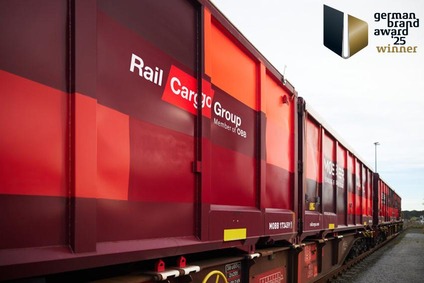 Rote Güterwagen der Rail Cargo Group auf einem Gleis mit „German Brand Award 2025 Winner“-Badge