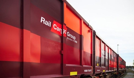 Güterwagen der Rail Cargo Group mit Unternehmensbranding und „German Brand Award 2025 Winner“-Logo