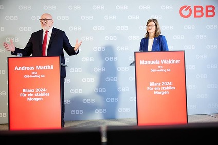 ÖBB-CEO Andreas Matthä und CFO Manuela Waldner bei einer Pressekonferenz zur ÖBB-Bilanz 2024