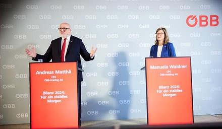 ÖBB-CEO Andreas Matthä und CFO Manuela Waldner bei der Präsentation der ÖBB-Bilanz 2024