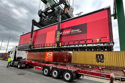 Verladung eines Rail Cargo Group Wechselaufbaus im multimodalen Güterverkehr zwischen Lkw und Bahn