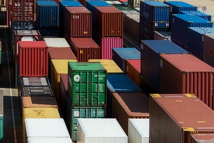 Mehrfarbige Container auf einem Containerterminal im Logistikbetrieb