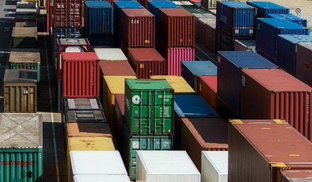 Gestapelte Container in einem Containerterminal für den Gütertransport