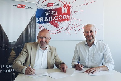 Clemens Först (ÖBB Rail Cargo Group) and Bart Meijnen (Pallet Control Tower) signing a contract at a table