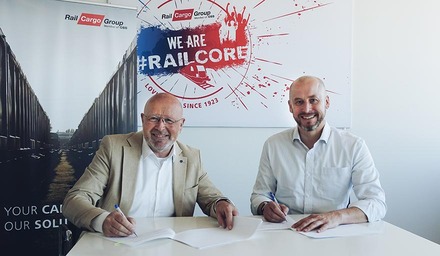 Clemens Först (RCG) und Bart Meijnen (PCT) unterzeichnen Dokumente bei einem Treffen in Wien