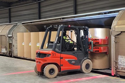 Gabelstapler transportiert große Papierrollen für den Bahntransport