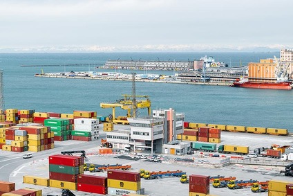 Containerterminal am Hafen mit Containern, Umschlagkran und Schiffen am Kai
