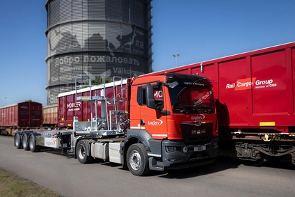 Lkw mit MOBILER-System und Container steht neben einem roten Güterwagen der Rail Cargo Group