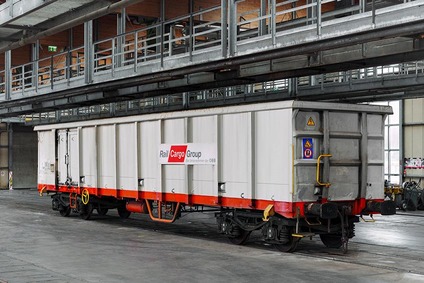 Eanos-Güterwagen der Rail Cargo Group in einer Industriehalle