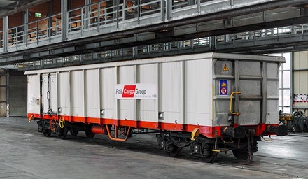 Offener Eanos-Güterwagen der Rail Cargo Group in einer Werkhalle