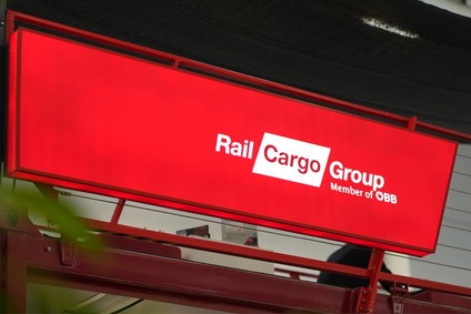 Beleuchtetes Rail Cargo Group Logo am Messestand auf der Logitrans Istanbul