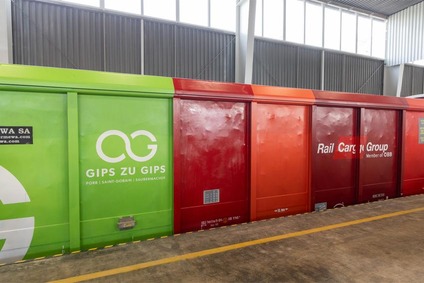 Güterwagen mit Rail Cargo Group Logo und „Gips zu Gips“ Beschriftung in einer Halle