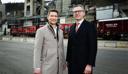Christoph Grasl (RCG) und Bernhard Auer (Alpacem Austria) bei einer Güterverkehrsanlage