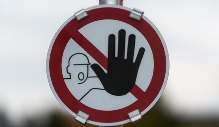 Verbotsschild mit Hand-Symbol: Zutritt für Unbefugte verboten