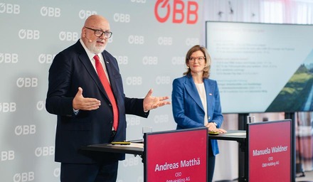 Bilanz‑Konferenz 2025: CEO Andreas Matthä und CFO Manuela Waldner auf der Bühne.