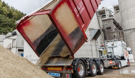 MOBILER kippt Zementladung für Leube am Werksgelände ab.