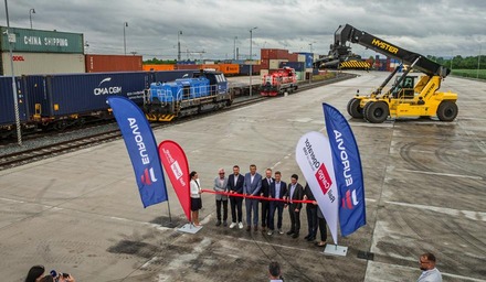 Banddurchschnitt bei einem Containerterminal mit Bahnanschluss