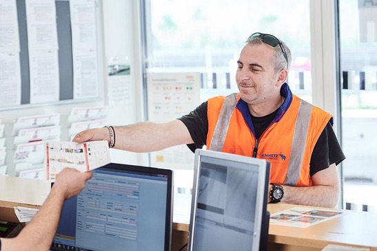 Lkw-Fahrer in Agenturbüro