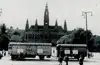 Historisches Bild von CARE Wagen vor dem Wiener Rathaus