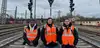 Rail Cargo Group Lehrlinge mit Warnwesten im Gleisbereich eines Güterbahnhofs<br/>