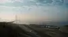 Brücke in der Türkei mit Blick auf einen Containerhafen mit Kränen und Containern