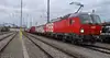 DAK-Demozug steht auf Gleisen in einem Rangierbahnhof.