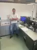 Mitglied des Zollteams der Rail Cargo Group (RCG) in Wolfurt, stehend im Büro neben einem Arbeitsplatz.