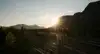 Sonnenuntergang über Gleisanlagen in einer Berglandschaft
