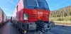 ÖBB-Lokomotive mit Digitaler Automatischer Kupplung (DAK) für Tests im Güterverkehr auf einer Bahnanlage.