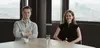 Praktikant:innen Laura und Konstantin während eines Austauschs im Büro der Rail Cargo Group.