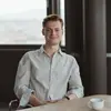 Praktikant Konstantin an einem Besprechungstisch im Büro der Rail Cargo Group.