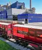 MOBILER-Behälter der Rail Cargo Group an einem Industriestandort für kranlosen Umschlag zwischen Lkw und Bahn