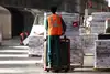 Lagerhalle in Kroatien mit Mitarbeitenden beim Transport von palettierten Waren
