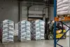 Lagerhalle in Ungarn mit Gabelstapler und palettierten Waren