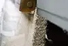 Schüttgut wird aus einem Güterwagen entladen, Einsatz im Umweltbereich