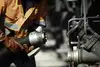 Connecting a hose for filling tank wagons in the mineral oil sector