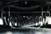 Blick unter einen Güterwagen auf Drehgestelle und Radsätze im Detail