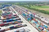 Luftaufnahme des Containerterminals Bilk mit gestapelten Containern und Güterzügen