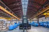 Lagerhalle in Desio mit Gabelstapler und gelagerten Stahlcoils