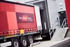 Wechselaufbau an Laderampe eines Logistiklagers