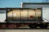 Tankcontainer auf einem Flachwagen