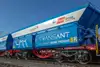 Blauer TransANT-Güterwagen auf Eisenbahngleisen.