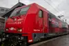 Rote TransFLEX-Lokomotive der Rail Cargo Group an einem Bahnsteig