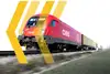 Rote ÖBB-Lokomotive zieht einen Containerzug auf offener Strecke, mit grafischen gelben Pfeilelementen im Vordergrund