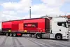 Weißer Lkw mit rotem Wechselaufbau