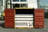 Geöffneter Seecontainer mit gesicherten Big Bags auf einem Industriegelände im Logistikumfeld.