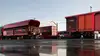 Rendering von Rail Cargo Group Güterwagen und Containern in einem Rangierbahnhof mit Spiegelungen auf nassem Boden